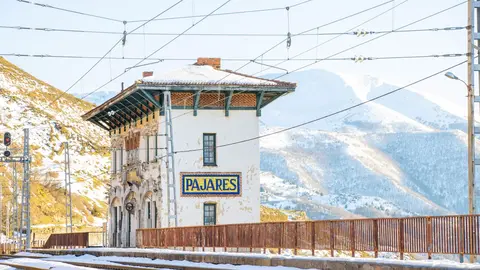 La cuenta 'Vía Muerta' publica el documental ‘La conquista del puerto: 140 años del ferrocarril en Pajares’.