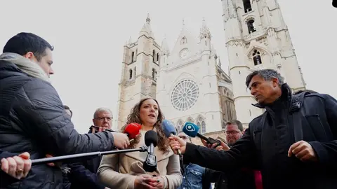 La presidenta del PP de León y vicesecretaria de Sanidad y Educación, Ester Muñoz, ofrece una valoración de la actualidad política ante los medios de comunicación. Fotos: Campillo.