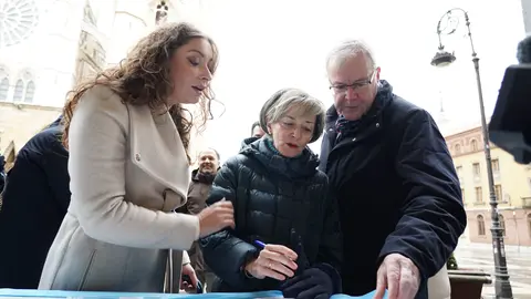 La presidenta del PP de León y vicesecretaria de Sanidad y Educación, Ester Muñoz, ofrece una valoración de la actualidad política ante los medios de comunicación. Fotos: Campillo.