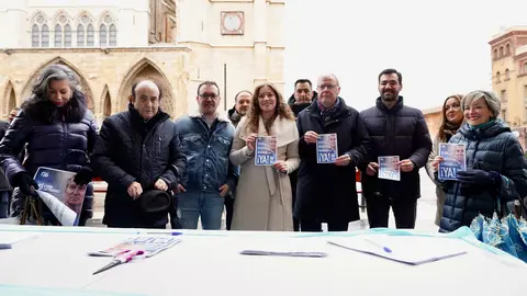La presidenta del PP de León y vicesecretaria de Sanidad y Educación, Ester Muñoz, ofrece una valoración de la actualidad política ante los medios de comunicación. Fotos: Campillo.