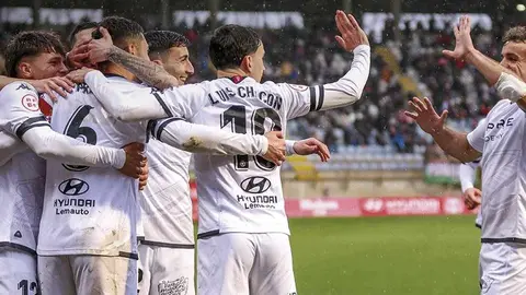 Todo a favor para la Cultural y Deportiva Leones, que ha recuperado las mejores sensaciones este domingo ante sus aficionados en el estadio Reino de León. Las mejores sensaciones visibles durante 80 minutos, para tener que sufrir lo indecible en el tramo final, cuando Unionistas estuvo a un paso de remontar el 4-0 de ventaja local apurando un 4-3 final.