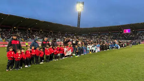 Todo a favor para la Cultural y Deportiva Leones, que ha recuperado las mejores sensaciones este domingo ante sus aficionados en el estadio Reino de León. Las mejores sensaciones visibles durante 80 minutos, para tener que sufrir lo indecible en el tramo final, cuando Unionistas estuvo a un paso de remontar el 4-0 de ventaja local apurando un 4-3 final.