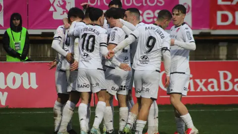 Todo a favor para la Cultural y Deportiva Leones, que ha recuperado las mejores sensaciones este domingo ante sus aficionados en el estadio Reino de León. Las mejores sensaciones visibles durante 80 minutos, para tener que sufrir lo indecible en el tramo final, cuando Unionistas estuvo a un paso de remontar el 4-0 de ventaja local apurando un 4-3 final. FOTOS DE ISAAC LLAMAZARES
