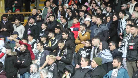 Todo a favor para la Cultural y Deportiva Leones, que ha recuperado las mejores sensaciones este domingo ante sus aficionados en el estadio Reino de León. Las mejores sensaciones visibles durante 80 minutos, para tener que sufrir lo indecible en el tramo final, cuando Unionistas estuvo a un paso de remontar el 4-0 de ventaja local apurando un 4-3 final. FOTOS DE ISAAC LLAMAZARES