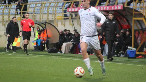 Todo a favor para la Cultural y Deportiva Leones, que ha recuperado las mejores sensaciones este domingo ante sus aficionados en el estadio Reino de León. Las mejores sensaciones visibles durante 80 minutos, para tener que sufrir lo indecible en el tramo final, cuando Unionistas estuvo a un paso de remontar el 4-0 de ventaja local apurando un 4-3 final. FOTOS DE ISAAC LLAMAZARES
