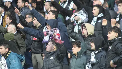 Todo a favor para la Cultural y Deportiva Leones, que ha recuperado las mejores sensaciones este domingo ante sus aficionados en el estadio Reino de León. Las mejores sensaciones visibles durante 80 minutos, para tener que sufrir lo indecible en el tramo final, cuando Unionistas estuvo a un paso de remontar el 4-0 de ventaja local apurando un 4-3 final. FOTOS DE ISAAC LLAMAZARES