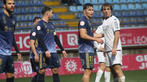 Todo a favor para la Cultural y Deportiva Leones, que ha recuperado las mejores sensaciones este domingo ante sus aficionados en el estadio Reino de León. Las mejores sensaciones visibles durante 80 minutos, para tener que sufrir lo indecible en el tramo final, cuando Unionistas estuvo a un paso de remontar el 4-0 de ventaja local apurando un 4-3 final. FOTOS DE ISAAC LLAMAZARES