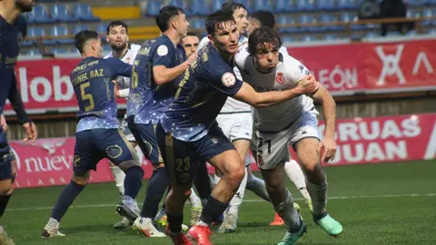 Todo a favor para la Cultural y Deportiva Leones, que ha recuperado las mejores sensaciones este domingo ante sus aficionados en el estadio Reino de León. Las mejores sensaciones visibles durante 80 minutos, para tener que sufrir lo indecible en el tramo final, cuando Unionistas estuvo a un paso de remontar el 4-0 de ventaja local apurando un 4-3 final. FOTOS DE ISAAC LLAMAZARES