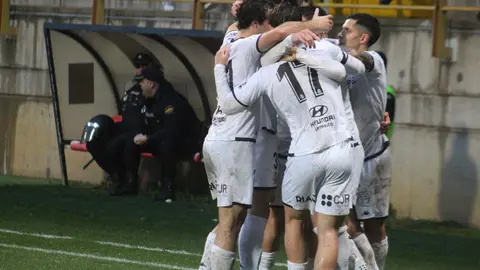 Todo a favor para la Cultural y Deportiva Leones, que ha recuperado las mejores sensaciones este domingo ante sus aficionados en el estadio Reino de León. Las mejores sensaciones visibles durante 80 minutos, para tener que sufrir lo indecible en el tramo final, cuando Unionistas estuvo a un paso de remontar el 4-0 de ventaja local apurando un 4-3 final. FOTOS DE ISAAC LLAMAZARES