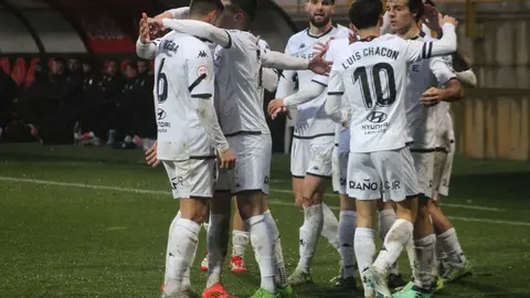 Todo a favor para la Cultural y Deportiva Leones, que ha recuperado las mejores sensaciones este domingo ante sus aficionados en el estadio Reino de León. Las mejores sensaciones visibles durante 80 minutos, para tener que sufrir lo indecible en el tramo final, cuando Unionistas estuvo a un paso de remontar el 4-0 de ventaja local apurando un 4-3 final. FOTOS DE ISAAC LLAMAZARES