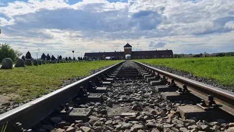 Más de 1,1 millones de personas fueron asesinadas en Auschwitz y los historiadores afirman que la mayoría, alrededor de un millón, eran judíos, pero entre las víctimas también había polacos, gitanos y prisioneros de guerra soviéticos. En las imágenes, los campos de concentración en su estado actual.