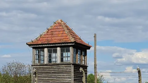 Más de 1,1 millones de personas fueron asesinadas en Auschwitz y los historiadores afirman que la mayoría, alrededor de un millón, eran judíos, pero entre las víctimas también había polacos, gitanos y prisioneros de guerra soviéticos. En las imágenes, los campos de concentración en su estado actual.
