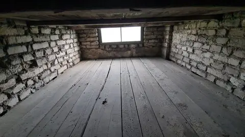 Más de 1,1 millones de personas fueron asesinadas en Auschwitz y los historiadores afirman que la mayoría, alrededor de un millón, eran judíos, pero entre las víctimas también había polacos, gitanos y prisioneros de guerra soviéticos. En las imágenes, los campos de concentración en su estado actual.