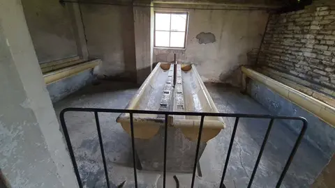 Más de 1,1 millones de personas fueron asesinadas en Auschwitz y los historiadores afirman que la mayoría, alrededor de un millón, eran judíos, pero entre las víctimas también había polacos, gitanos y prisioneros de guerra soviéticos. En las imágenes, los campos de concentración en su estado actual.