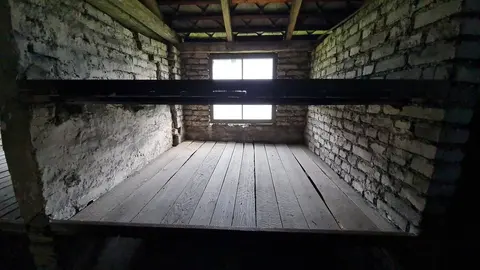 Más de 1,1 millones de personas fueron asesinadas en Auschwitz y los historiadores afirman que la mayoría, alrededor de un millón, eran judíos, pero entre las víctimas también había polacos, gitanos y prisioneros de guerra soviéticos. En las imágenes, los campos de concentración en su estado actual.