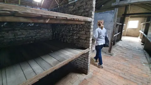 Más de 1,1 millones de personas fueron asesinadas en Auschwitz y los historiadores afirman que la mayoría, alrededor de un millón, eran judíos, pero entre las víctimas también había polacos, gitanos y prisioneros de guerra soviéticos. En las imágenes, los campos de concentración en su estado actual.