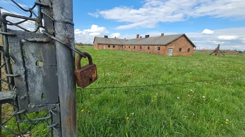 Más de 1,1 millones de personas fueron asesinadas en Auschwitz y los historiadores afirman que la mayoría, alrededor de un millón, eran judíos, pero entre las víctimas también había polacos, gitanos y prisioneros de guerra soviéticos. En las imágenes, los campos de concentración en su estado actual.