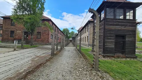 Más de 1,1 millones de personas fueron asesinadas en Auschwitz y los historiadores afirman que la mayoría, alrededor de un millón, eran judíos, pero entre las víctimas también había polacos, gitanos y prisioneros de guerra soviéticos. En las imágenes, los campos de concentración en su estado actual.