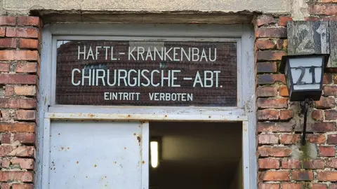 Más de 1,1 millones de personas fueron asesinadas en Auschwitz y los historiadores afirman que la mayoría, alrededor de un millón, eran judíos, pero entre las víctimas también había polacos, gitanos y prisioneros de guerra soviéticos. En las imágenes, los campos de concentración en su estado actual.