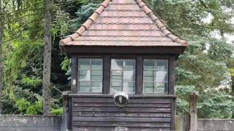 Más de 1,1 millones de personas fueron asesinadas en Auschwitz y los historiadores afirman que la mayoría, alrededor de un millón, eran judíos, pero entre las víctimas también había polacos, gitanos y prisioneros de guerra soviéticos. En las imágenes, los campos de concentración en su estado actual.