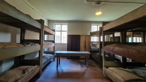 Más de 1,1 millones de personas fueron asesinadas en Auschwitz y los historiadores afirman que la mayoría, alrededor de un millón, eran judíos, pero entre las víctimas también había polacos, gitanos y prisioneros de guerra soviéticos. En las imágenes, los campos de concentración en su estado actual.