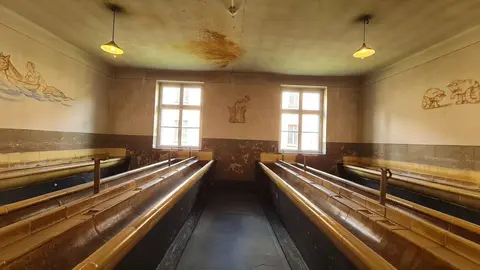 Más de 1,1 millones de personas fueron asesinadas en Auschwitz y los historiadores afirman que la mayoría, alrededor de un millón, eran judíos, pero entre las víctimas también había polacos, gitanos y prisioneros de guerra soviéticos. En las imágenes, los campos de concentración en su estado actual.