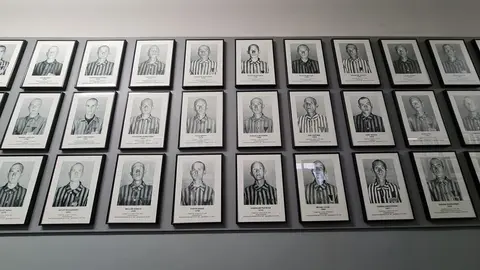 Más de 1,1 millones de personas fueron asesinadas en Auschwitz y los historiadores afirman que la mayoría, alrededor de un millón, eran judíos, pero entre las víctimas también había polacos, gitanos y prisioneros de guerra soviéticos. En las imágenes, los campos de concentración en su estado actual.