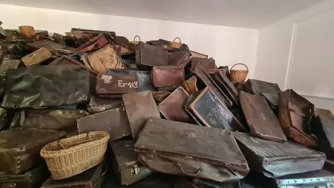 Más de 1,1 millones de personas fueron asesinadas en Auschwitz y los historiadores afirman que la mayoría, alrededor de un millón, eran judíos, pero entre las víctimas también había polacos, gitanos y prisioneros de guerra soviéticos. En las imágenes, los campos de concentración en su estado actual.