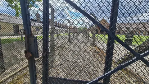 Más de 1,1 millones de personas fueron asesinadas en Auschwitz y los historiadores afirman que la mayoría, alrededor de un millón, eran judíos, pero entre las víctimas también había polacos, gitanos y prisioneros de guerra soviéticos. En las imágenes, los campos de concentración en su estado actual.