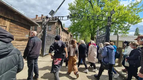 Más de 1,1 millones de personas fueron asesinadas en Auschwitz y los historiadores afirman que la mayoría, alrededor de un millón, eran judíos, pero entre las víctimas también había polacos, gitanos y prisioneros de guerra soviéticos. En las imágenes, los campos de concentración en su estado actual.