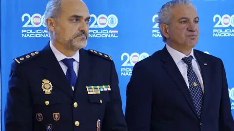 Roberto Morán de Campo tomó este lunes posesión del cargo como nuevo jefe de la Comisaría Local del Cuerpo Nacional de Policía en Ponferrada y mostró como uno de sus principales objetivos la prevención del delito. “Yo vengo del mundo de la seguridad ciudadana y creo que es importante prevenir el delito. Cuantos menos delitos se produzcan, mejor. Entonces, potenciaremos eso y que la policía esté en la calle y la atención al ciudadano y que la ciudadanía se sienta arropada por su policía”, remarcó.
