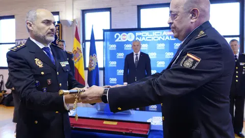 Roberto Morán de Campo tomó este lunes posesión del cargo como nuevo jefe de la Comisaría Local del Cuerpo Nacional de Policía en Ponferrada y mostró como uno de sus principales objetivos la prevención del delito. “Yo vengo del mundo de la seguridad ciudadana y creo que es importante prevenir el delito. Cuantos menos delitos se produzcan, mejor. Entonces, potenciaremos eso y que la policía esté en la calle y la atención al ciudadano y que la ciudadanía se sienta arropada por su policía”, remarcó.