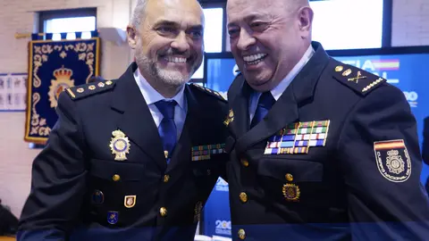 Roberto Morán de Campo tomó este lunes posesión del cargo como nuevo jefe de la Comisaría Local del Cuerpo Nacional de Policía en Ponferrada y mostró como uno de sus principales objetivos la prevención del delito. “Yo vengo del mundo de la seguridad ciudadana y creo que es importante prevenir el delito. Cuantos menos delitos se produzcan, mejor. Entonces, potenciaremos eso y que la policía esté en la calle y la atención al ciudadano y que la ciudadanía se sienta arropada por su policía”, remarcó.
