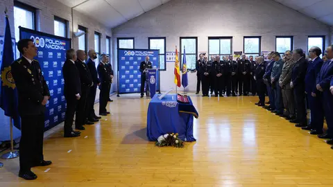 Roberto Morán de Campo tomó este lunes posesión del cargo como nuevo jefe de la Comisaría Local del Cuerpo Nacional de Policía en Ponferrada y mostró como uno de sus principales objetivos la prevención del delito. “Yo vengo del mundo de la seguridad ciudadana y creo que es importante prevenir el delito. Cuantos menos delitos se produzcan, mejor. Entonces, potenciaremos eso y que la policía esté en la calle y la atención al ciudadano y que la ciudadanía se sienta arropada por su policía”, remarcó.