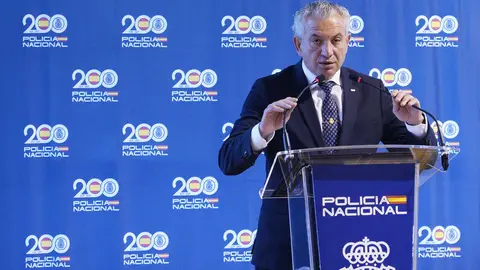 Roberto Morán de Campo tomó este lunes posesión del cargo como nuevo jefe de la Comisaría Local del Cuerpo Nacional de Policía en Ponferrada y mostró como uno de sus principales objetivos la prevención del delito. “Yo vengo del mundo de la seguridad ciudadana y creo que es importante prevenir el delito. Cuantos menos delitos se produzcan, mejor. Entonces, potenciaremos eso y que la policía esté en la calle y la atención al ciudadano y que la ciudadanía se sienta arropada por su policía”, remarcó.