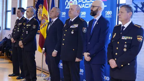 Roberto Morán de Campo tomó este lunes posesión del cargo como nuevo jefe de la Comisaría Local del Cuerpo Nacional de Policía en Ponferrada y mostró como uno de sus principales objetivos la prevención del delito. “Yo vengo del mundo de la seguridad ciudadana y creo que es importante prevenir el delito. Cuantos menos delitos se produzcan, mejor. Entonces, potenciaremos eso y que la policía esté en la calle y la atención al ciudadano y que la ciudadanía se sienta arropada por su policía”, remarcó.