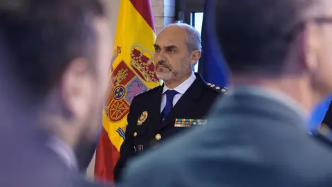 Roberto Morán de Campo tomó este lunes posesión del cargo como nuevo jefe de la Comisaría Local del Cuerpo Nacional de Policía en Ponferrada y mostró como uno de sus principales objetivos la prevención del delito. “Yo vengo del mundo de la seguridad ciudadana y creo que es importante prevenir el delito. Cuantos menos delitos se produzcan, mejor. Entonces, potenciaremos eso y que la policía esté en la calle y la atención al ciudadano y que la ciudadanía se sienta arropada por su policía”, remarcó.