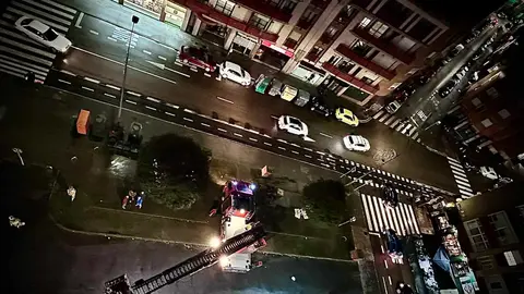 Efectivos de Bomberos León han tenido que intervenir este lunes en la calle San Juan de Sahagún para sanear la fachada de un inmueble en la que se habían producido algunos desprendimientos tras las fuertes rachas de viento de la tormenta 'Herminia'.