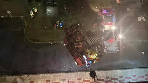 Efectivos de Bomberos León han tenido que intervenir este lunes en la calle San Juan de Sahagún para sanear la fachada de un inmueble en la que se habían producido algunos desprendimientos tras las fuertes rachas de viento de la tormenta 'Herminia'.