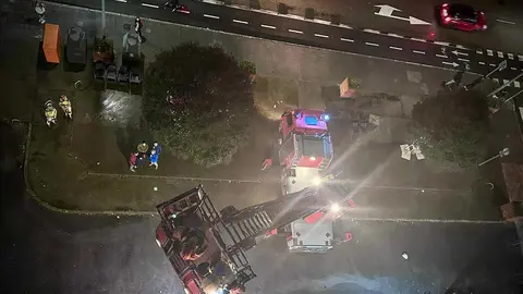 Efectivos de Bomberos León han tenido que intervenir este lunes en la calle San Juan de Sahagún para sanear la fachada de un inmueble en la que se habían producido algunos desprendimientos tras las fuertes rachas de viento de la tormenta 'Herminia'.