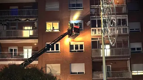 Efectivos de Bomberos León han tenido que intervenir este lunes en la calle San Juan de Sahagún para sanear la fachada de un inmueble en la que se habían producido algunos desprendimientos tras las fuertes rachas de viento de la tormenta 'Herminia'.