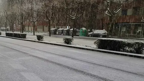 Un intenso temporal de nieve, derivado de la tormenta 'Herminia' que se encuentra sobre la zona norte del país, ha afectado en las últimas horas a León capital y provincia obligando a activar el operativo invernal en sus diferentes vertientes.