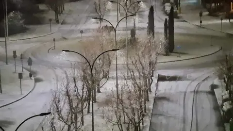 Un intenso temporal de nieve, derivado de la tormenta 'Herminia' que se encuentra sobre la zona norte del país, ha afectado en las últimas horas a León capital y provincia obligando a activar el operativo invernal en sus diferentes vertientes.