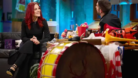 Sara García, la primera astronauta española, visitó este lunes La Revuelta tras protagonizar un intenso entrenamiento en la Agencia Espacial Europea. Una cita en la que entregó a Broncano un regalo muy especial 
