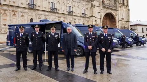 El delegado del Gobierno, Nicanor Sen, y el jefe superior de Policía de Castilla y León, Juan Carlos Hernández Muñoz, presentan las nuevas unidades móviles de documentación (Vidoc) de la Policía Nacional. Fotos: Campillo.