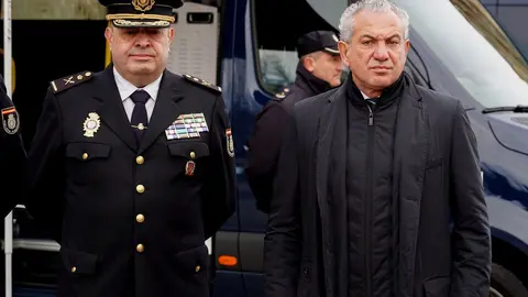 El delegado del Gobierno, Nicanor Sen, y el jefe superior de Policía de Castilla y León, Juan Carlos Hernández Muñoz, presentan las nuevas unidades móviles de documentación (Vidoc) de la Policía Nacional. Fotos: Campillo.