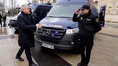El delegado del Gobierno, Nicanor Sen, y el jefe superior de Policía de Castilla y León, Juan Carlos Hernández Muñoz, presentan las nuevas unidades móviles de documentación (Vidoc) de la Policía Nacional. Fotos: Campillo.