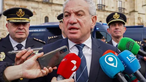 El delegado del Gobierno, Nicanor Sen, y el jefe superior de Policía de Castilla y León, Juan Carlos Hernández Muñoz, presentan las nuevas unidades móviles de documentación (Vidoc) de la Policía Nacional. Fotos: Campillo.