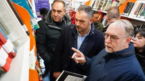 Celebración del Día del Bibliobús en León, con entrega de premios del concurso de microrrelatos. Fotos Campillo.