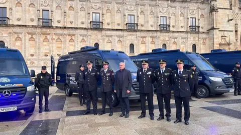 El delegado del Gobierno, Nicanor Sen, y el jefe superior de Policía de Castilla y León, Juan Carlos Hernández Muñoz, presentan las nuevas unidades móviles de documentación (Vidoc) de la Policía Nacional.